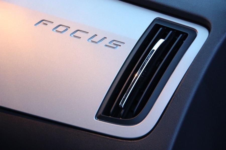  Ford Focus SES Coupe 2009 года  (фото 17 из 39)
